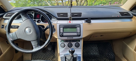 Volkswagen Passat 12 of 16