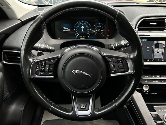 Jaguar F-PACE 14 of 30
