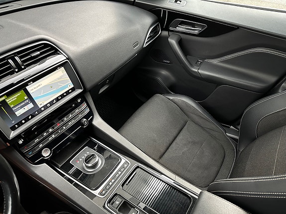 Jaguar F-PACE 26 of 30