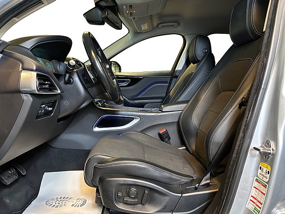 Jaguar F-PACE 8 of 30