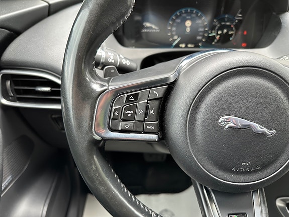 Jaguar F-PACE 13 of 30