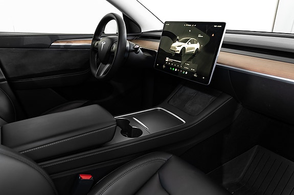 Tesla Model Y 16 of 24