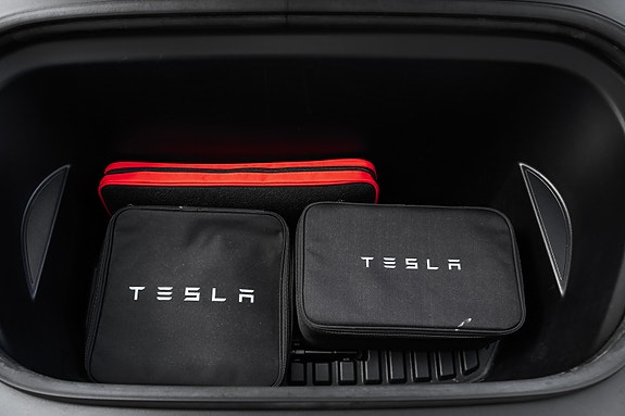 Tesla Model Y 9 of 24