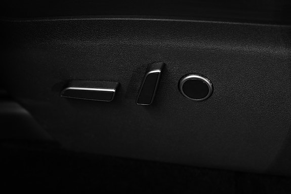 Tesla Model Y 17 of 24