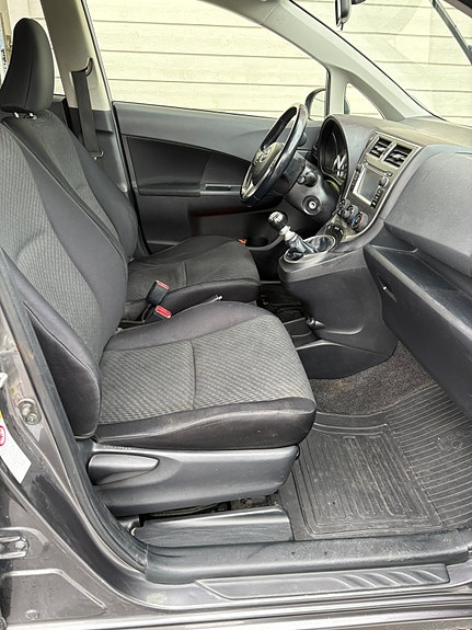 Toyota Verso-S 8 of 30