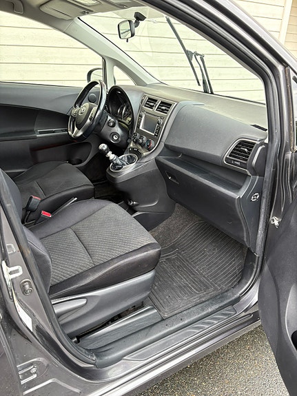 Toyota Verso-S 9 of 30