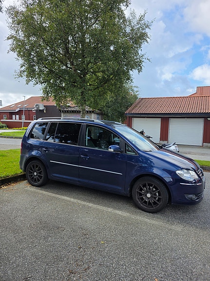 Volkswagen Touran 2 of 10