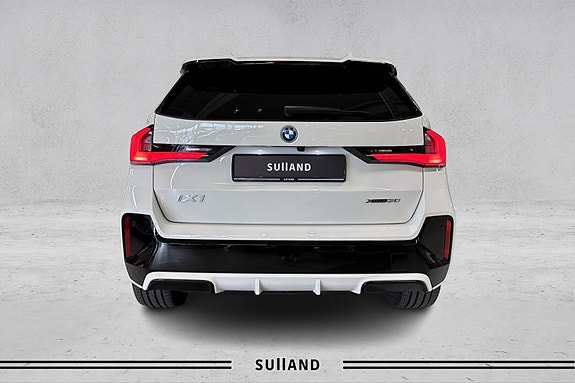 BMW iX1 4 of 30