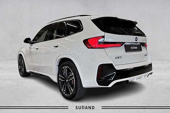 BMW iX1 3 of 30