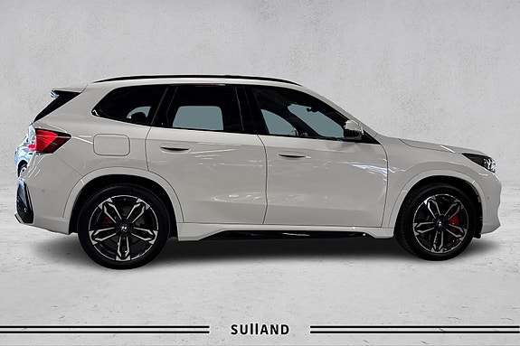 BMW iX1 6 of 30