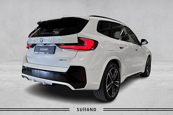 BMW iX1 5 of 30