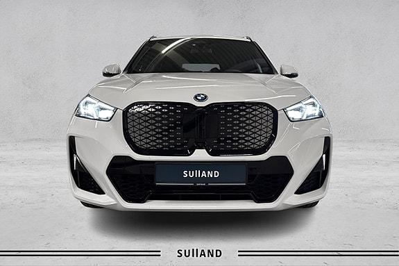BMW iX1 8 of 30
