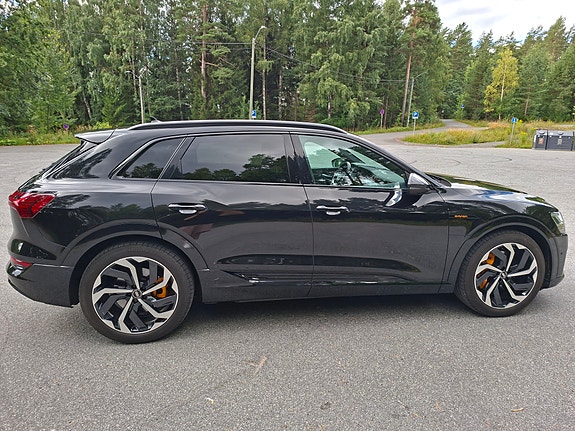 Audi e-tron 7 of 30