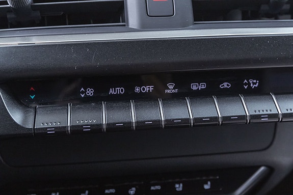 Lexus UX300e 18 of 29