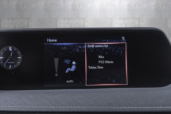 Lexus UX300e 16 of 29