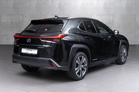Lexus UX300e 7 of 29