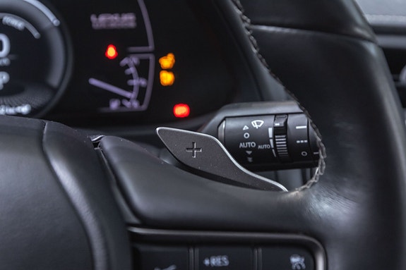 Lexus UX300e 13 of 29