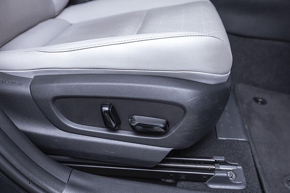 Lexus UX300e 28 of 29