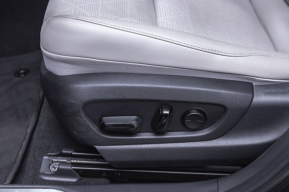 Lexus UX300e 22 of 29