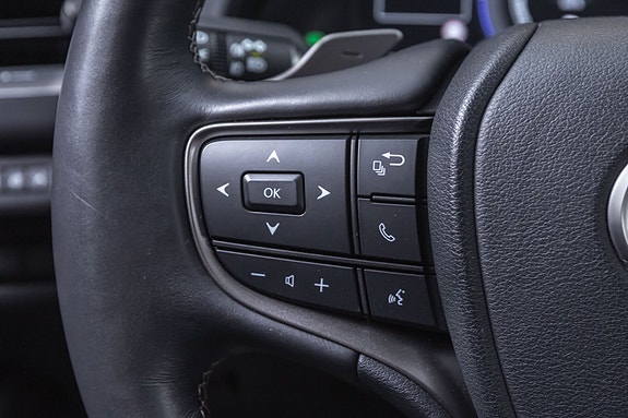Lexus UX300e 11 of 29