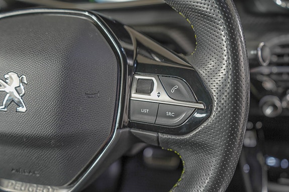 Peugeot e-2008 15 of 21