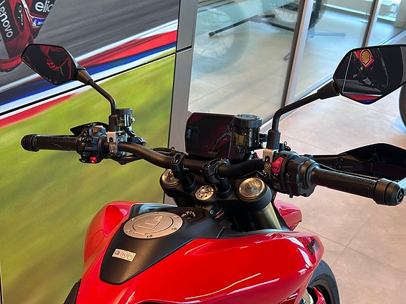 Ducati Hypermotard V2 - 2027-modell på lager! 9 of 15