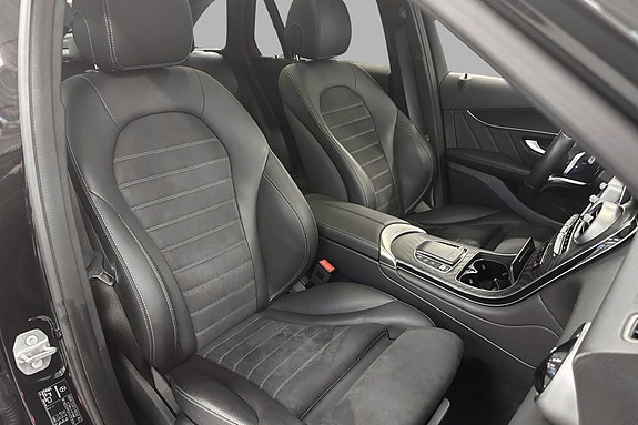 Mercedes-Benz GLC300 e 19 of 28
