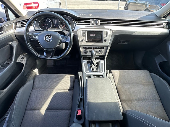 Volkswagen Passat 9 of 15