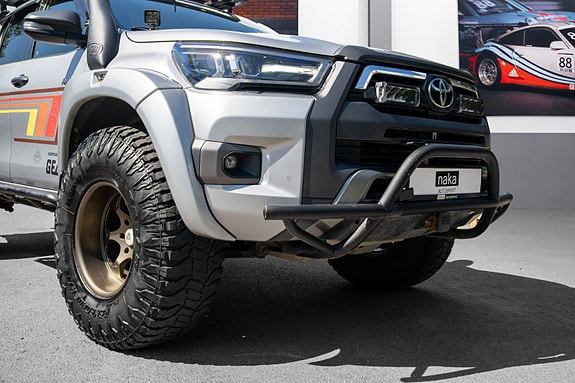 Toyota HiLux 2 of 30