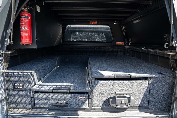 Toyota HiLux 23 of 30