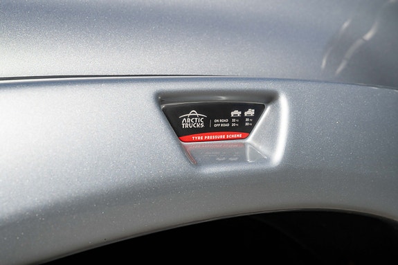 Toyota HiLux 14 of 30