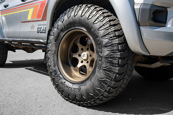 Toyota HiLux 3 of 30