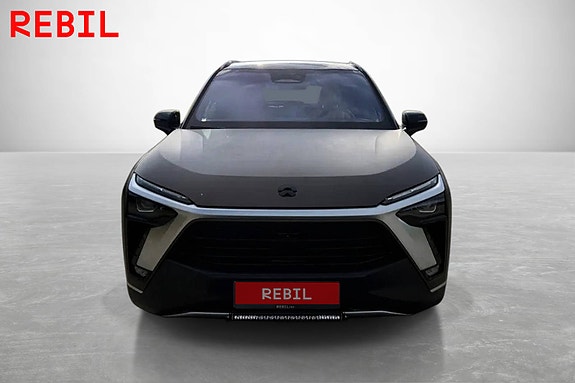 NIO ES8 2 of 25