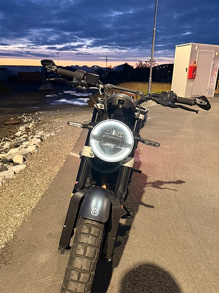 Husqvarna Svartpilen 125 2 of 22