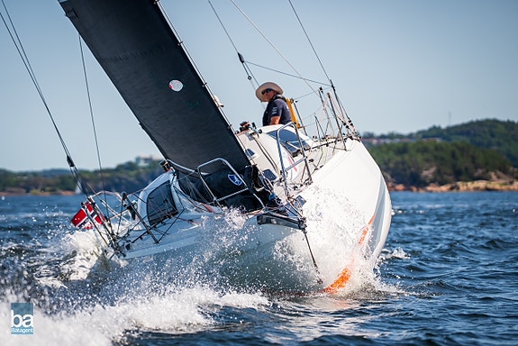 Jeanneau Sun Fast 3300 2 of 30