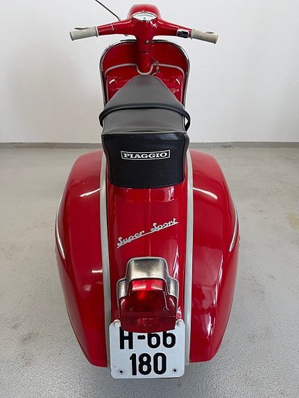 Vespa 180 Super Sport 7 of 18
