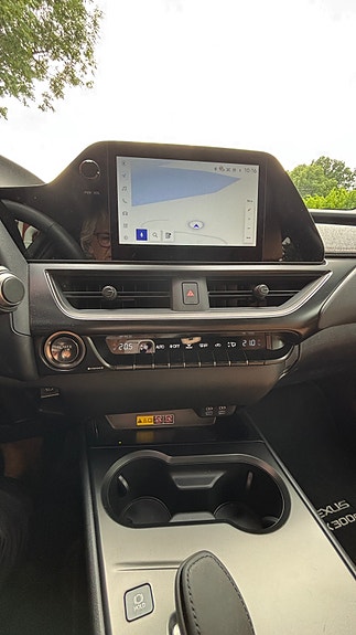 Lexus UX300e 6 of 9