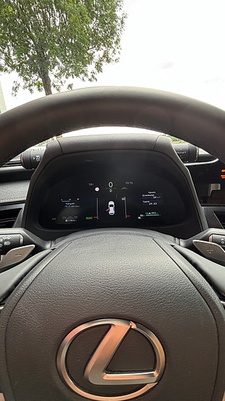 Lexus UX300e 5 of 9