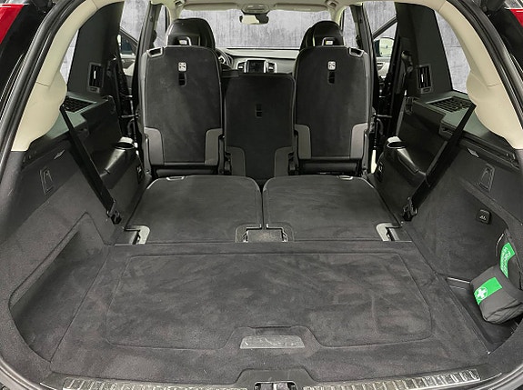 Volvo XC90 10 of 16