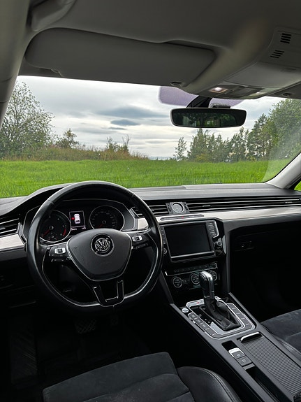 Volkswagen Passat 10 of 27