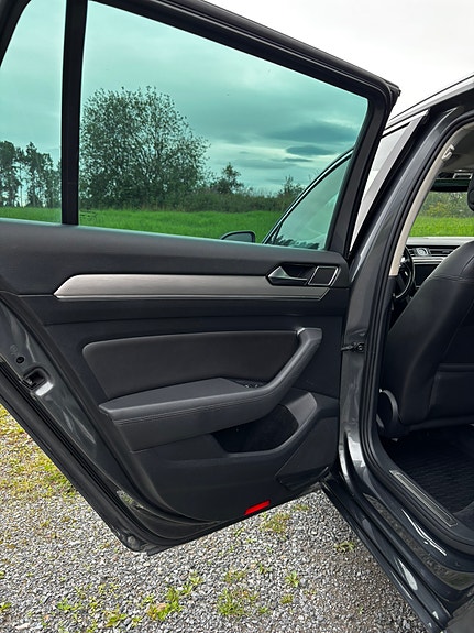 Volkswagen Passat 12 of 27