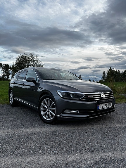 Volkswagen Passat 2 of 27