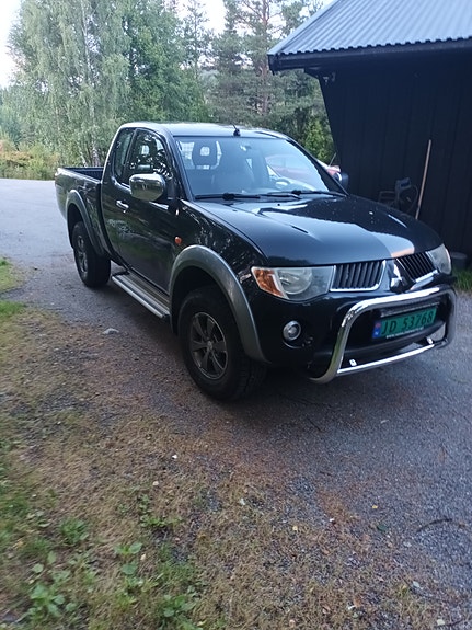 Mitsubishi L200 2 of 10