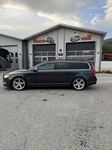Volvo V70 2 of 21