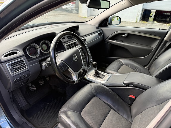 Volvo V70 13 of 30