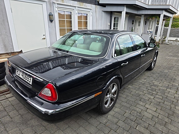 Jaguar XJ 3 of 11