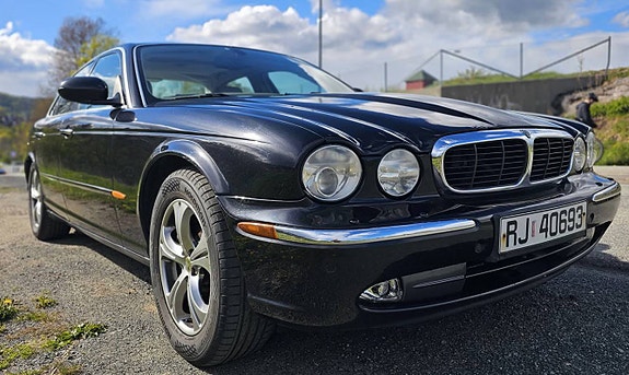 Jaguar XJ 4 of 11