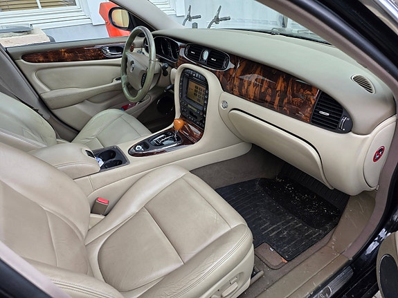 Jaguar XJ 2 of 11