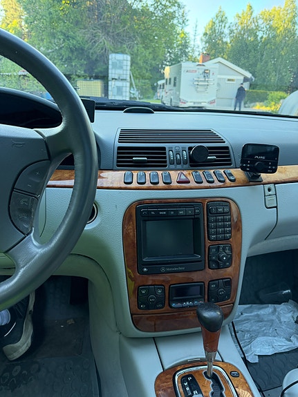 Mercedes-Benz S320 8 of 14