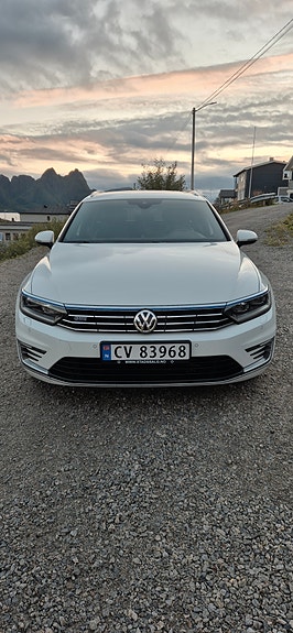 Volkswagen Passat 2 of 19